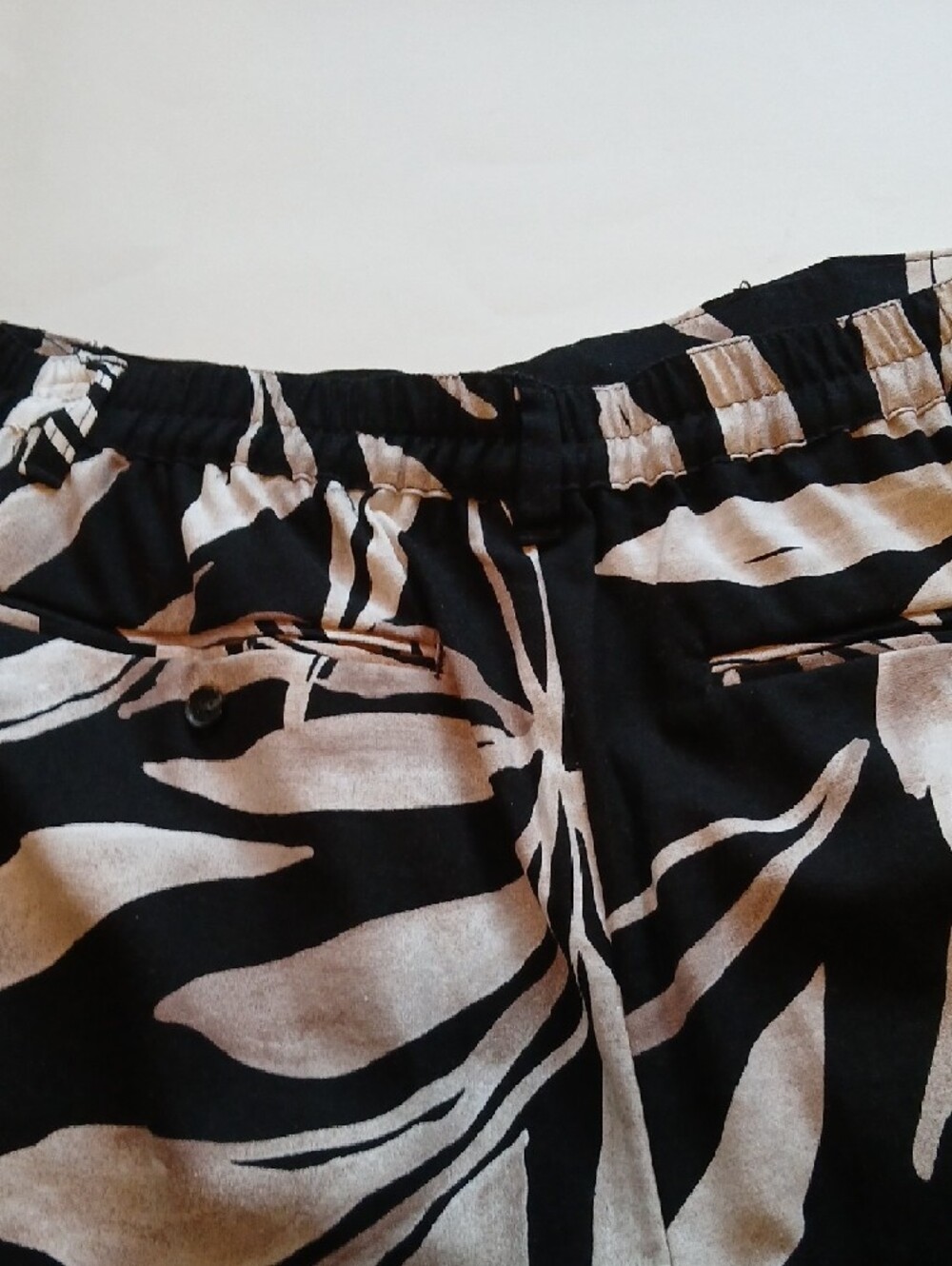 XL Printed Black & Cream Tropical-Leaf High Rise Shorts  60%Rayon 20%Linen Blend - Picture 9 of 10